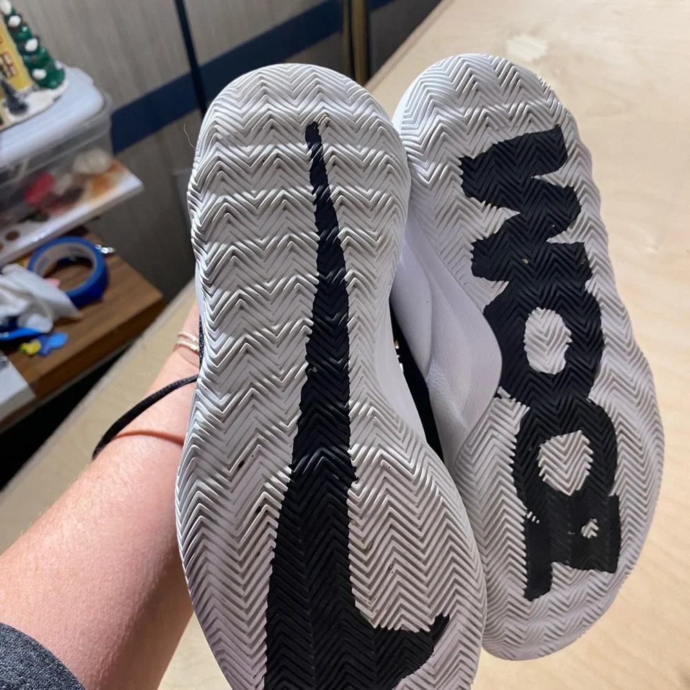 Nike Zoom Black and White Sneakers Size 6 (ND)